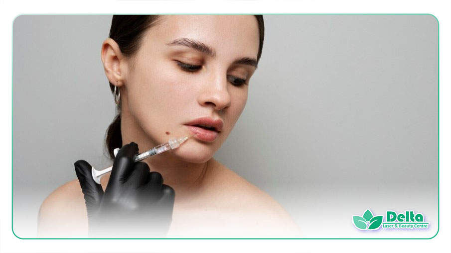 تصویری از زنی زیبا در حال تزریق فیلر