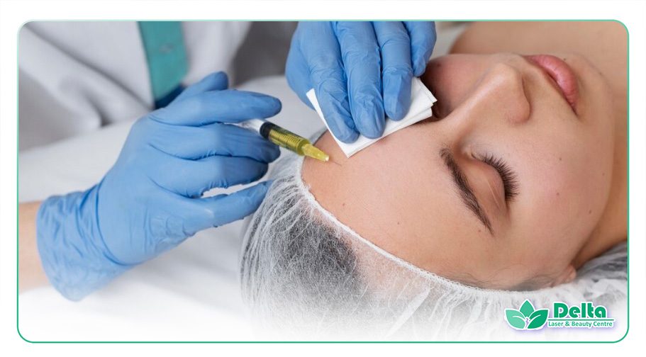 تصویری از زنی زیبا در حال تزریق مزوژل بر روی صورت خود