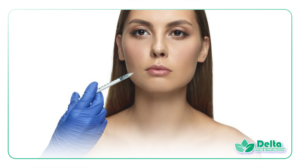 تصویر زنی زیبا در حال جوانسازی پوست خود با تزریق ژل