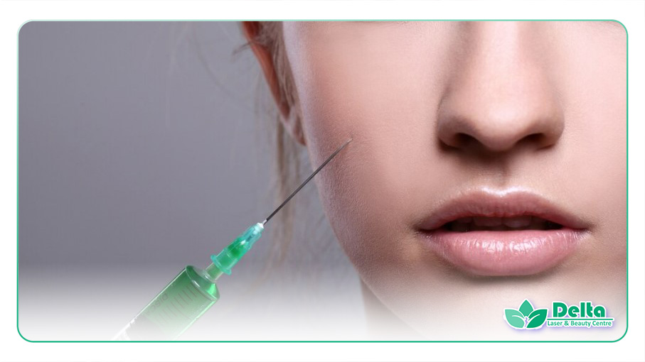 تصویری از زنی در حال تزریق ژل لب