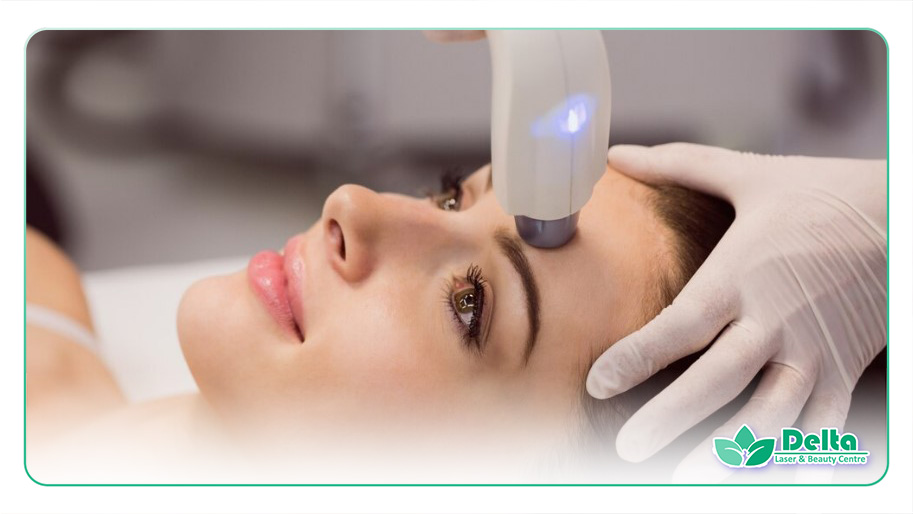 تصویری از زنی زیبا در حال لیزردرمانی پوست خود