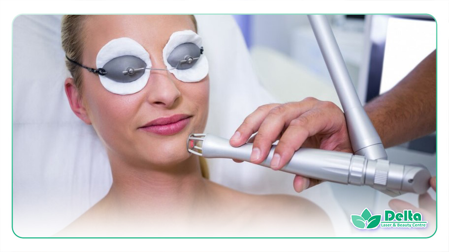 تصویر زن زیبایی در حال درمان منافذ باز پوست خود به وسیله لیزر فوتونا 