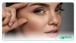 تصویری از زنز زیبا در حال لیفت ابرو با نخ