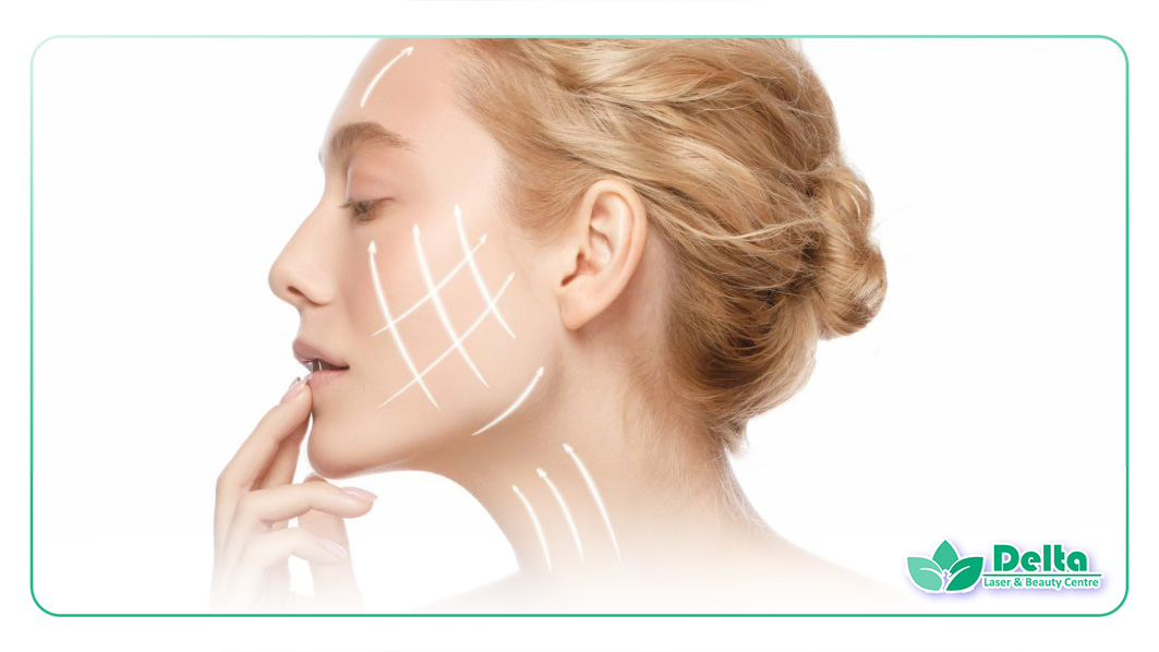 تصویری از زنی زیبا در حال وکتور لیفت و جوانسازی پوست صورت خود